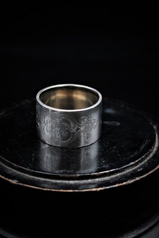 Gammel serviet ring i sølv , stemplet.Dia.:4cm.  Brede 2,5cm.
