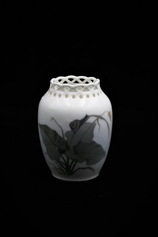 Lille Royal Copenhagen vase med blomstermotiv.RC#1683/224. H:9,5cm. 1.sort.Før 1923.
