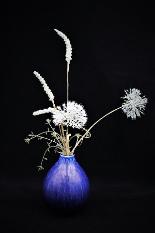 Aluminia Marselis blå glaseret fajance vase.Højde: 13,5cm.