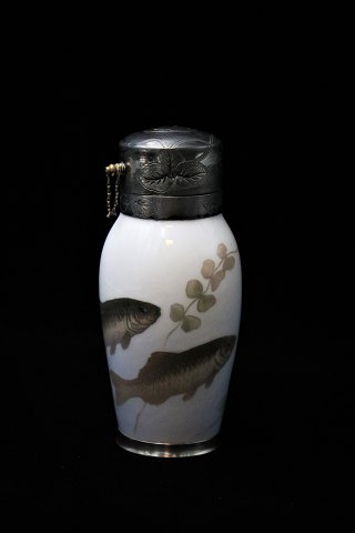 Sjælden Royal Copenhagen parfumeflaske i porcelæn med fiske motiv , sølv kant i 
bunden (stemplet)
RC#193/88A.
Før 1923.