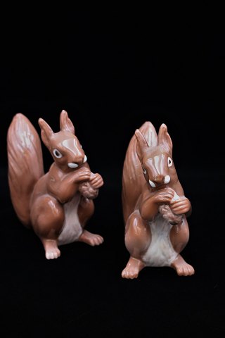 Bing & Grøndahl porcelæns figur af egern.H:14cm. B&G 2474.