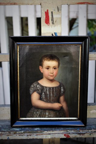 Dekorativt , lille 1800 tals børne portræt maleri , olie på lærred i sort træ ramme.28,5x24cm.