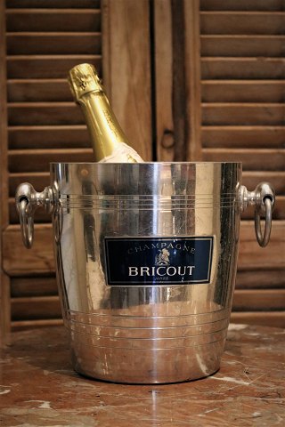Gammel fransk champagnekøler i metal fra champagnehuset "Bricout" med fin patina....