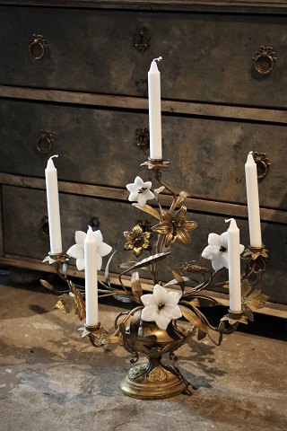 Gammel fransk kirkelysestage i bronze , dekoreret med 4 gamle hvide opal glas liljer...