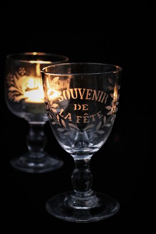 Gammelt fransk Souvenir vinglas med graveret skrift Souvenir De La Féte.H:14cm...