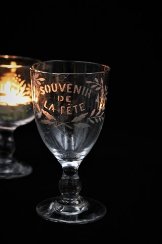Gammelt fransk Souvenir vinglas med graveret skrift Souvenir De La Fete. H:14cm...