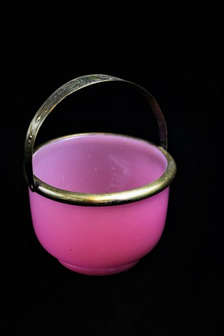 Gammel kandisskål i lyserød / violet opaline glas med messing hank...