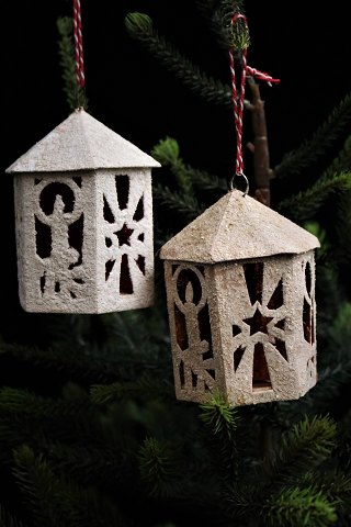 Gammel juleornament / juletræspynt i form af lille 6 kantet pap hus med glimmer...