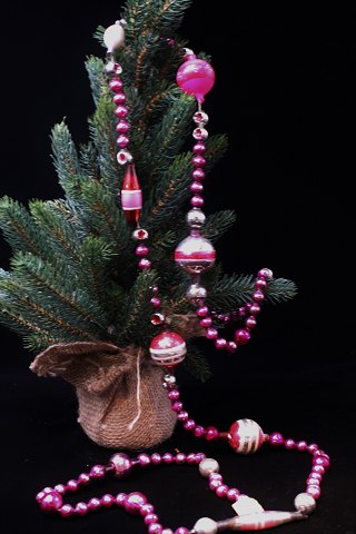 Gammelt glas juleornament / juletræspynt i form af kæde med masser af forskellige små farvet glas kugler...