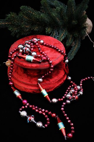 Gammelt glas juleornament / juletræspynt i form af kæde med masser af forskellige små farvet glas kugler...