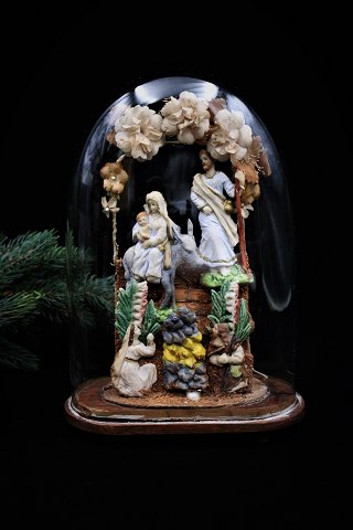 Gammel fransk glas globe på træ bund med julemotiv med figurer af Jomfru Maria...