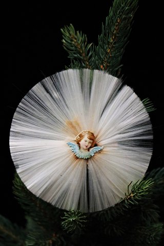 Gammelt juleornament / juletræspynt af englehår og lille glansbilledefra omkring 1920.