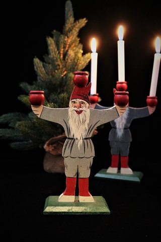 Gammel svensk julestage i form af julemand der holde 3 små julelys...