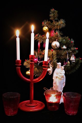 Gammel svensk jule lysestage i rødmalet træ med plads til 3 små julelys.H:22cm.