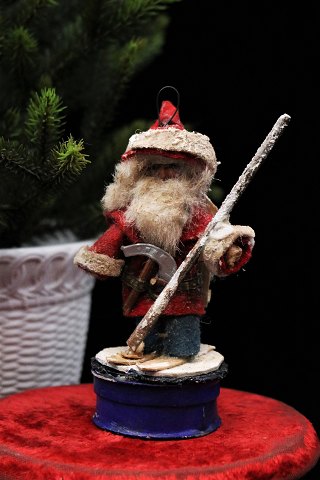 Gammelt juletræspynt , julemand på ski lavet af pap , vat og filt...
