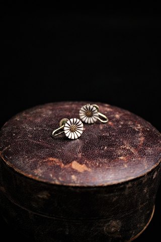A pair of old Marguerit / Daisy rings with screw in silver and white enamel. 
Flower Dia.: 1.2cm.