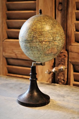 Dekorativ , 1800 tals mini globus fra Paris med en rigtig fin patina...