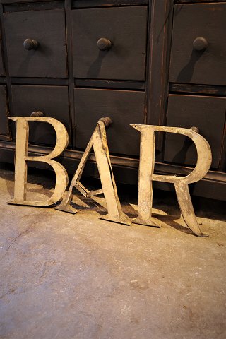 3 old French facade letters "BAR" In zinc with old paint and a nice patina...