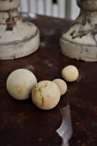 Decorative old, raw marble balls with a really nice patina...
22 pieces.
