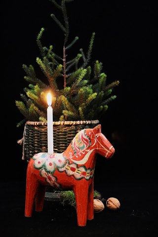 Dekorativ , gammel svensk Dalarhest julestage med plads til et lille 
julestearinlys på ryggen...