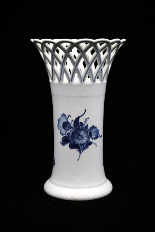 Royal Copenhagen Blå Blomst Flettet vase med gennembrudt mønster i toppen. 
RC# 10/3236...