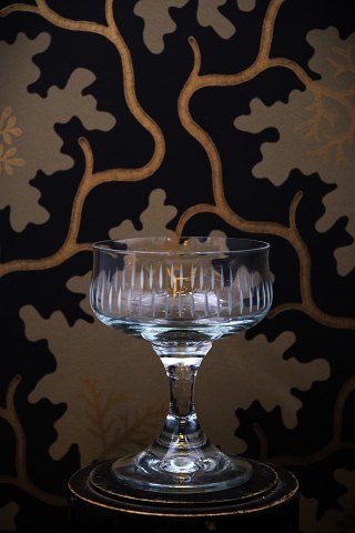 Gammel champagneskål med fint enkelt slebet mønster på siden af glasset...