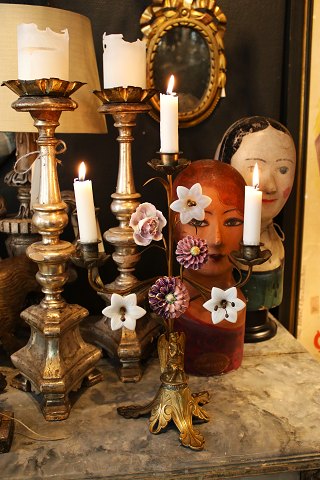 Gammel fransk kirkelysestage i bronze med lille engel ved foden , 6 blomster i 
porcelæn og opalglas...