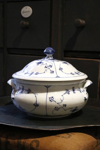 Royal Copenhagen Blue Fluted Plain tureen with handle from 1923-28...