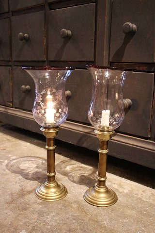 A pair of old hurricane candlesticks in brass with beautiful cut 
mouth-blown glass...