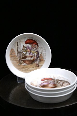 Royal Copenhagen glas / flaske bakke i porcelæn med forskellige julemotiver af 
nisse og kat...