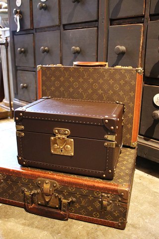 Louis Vuitton, vintage brown leather box with brass fittings for wristwatches 
and space for jewelry.