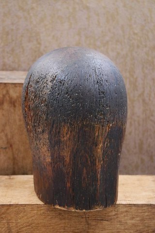 Dekorativt gammelt hatte hoved i træ med en rigtig fin patina.