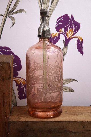 Dekorativ , smuk gammel fransk glas sifon i rosa farve med ætset skrift - 
Lille/Paris...