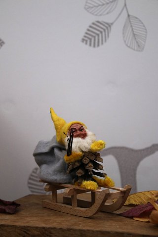 Gammel nisse på trækælk...