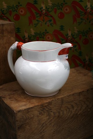 Gammel svensk julekande i fajance med nisser på hældetuden og på hanken...