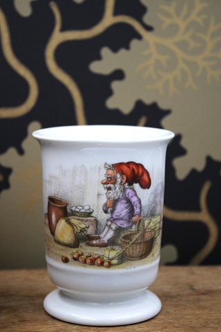 Royal Copenhagen Julekrus i porcelæn med julemotiv.2/5436.