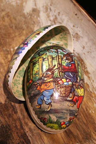 Gammelt vintage påskeæg i papmache med motiv af påskeharer der samler påskeæg...