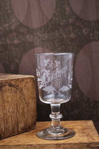 Fint gammelt mundblæst fransk souvenir vin glas med graveret skrift"Souvenir"...