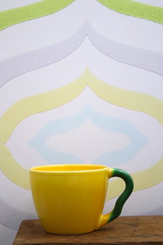 Ursula kaffekop i fajance fra Royal Copenhagen designet af Ursula Munch-Petersen  i gul glasur...
