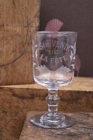 Gammelt fransk souvenir vin glas med graveret skrift "Souvenir De La Feté"...