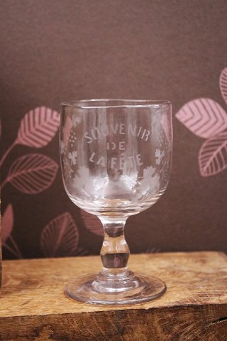 Gammelt fransk souvenir vin glas med graveret skrift og dekorationer "Souvenir De La Feté"