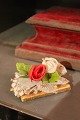 Dekorativt , 1800 tals "bryllups chokolade" fint pyntet med tyl og stof blomst.