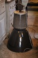 Gammel Franske industri lampe fra 50érne i metal med koksgrå / sort emalje....