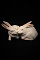 Royal Copenhagen porcelæns figur af 2 små hvide kaniner.H:5,5cm. L:11cm.