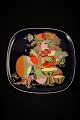 Bjørn Wiinblad fad i porcelæn med klassisk Wiinblad motiv i fine farver.31,5x31,5cm.