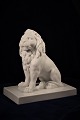 Antik porcelæns løve fra Bing & Grøndahl.H:13cm. L:12,8cm.Afslag på øre !