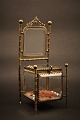 Gammelt fransk smykkeskrin i glas og bronze med silkepude og en fin gammel patina , lavet som en lille stol , super fint !Måler:H:19cm. L&B:7x7cm.