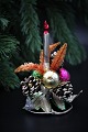 Små , gamle juledekorationer lavet i metal , glaskugler , grenkogler og lille stearinlys i glas. H:13cm. Dia.:7,5cm.