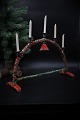 Svensk jule-lysestage fra omkring år 1900 i Fil de fer / metaltråd dekoreret med rødt og grønt silkepapir.H:29,5cm. B:42cm. D:12cm.