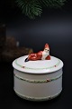 Gammel svensk jule-lågkrukke i porcelæn med nisse på toppen.H:9cm. Dia.:9,5cm.cm.